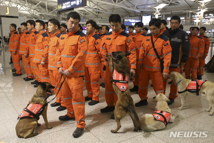 [인천공항=뉴시스] 김선웅 기자 = 튀르키예 지진 수색 및 구조를 위한 대한민국 긴급구호대원들이 7일 인천국제공항에서 출국을 기다리고 있다. 2023.02.07. mangusta@newsis.com
