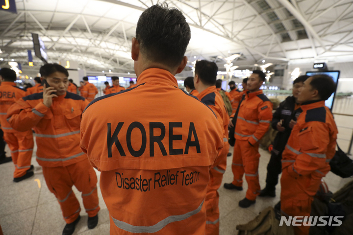 [인천공항=뉴시스] 김선웅 기자 = 튀르키예 지진 수색 및 구조를 위한 대한민국 긴급구호대원들이 7일 인천국제공항에서 출국을 기다리고 있다. 2023.02.07. mangusta@newsis.com