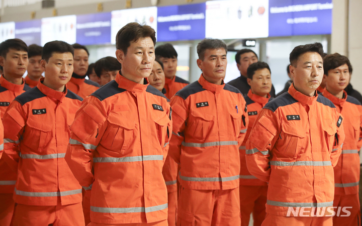 [인천공항=뉴시스] 김선웅 기자 = 튀르키예 지진 수색 및 구조를 위한 대한민국 긴급구호대원들이 7일 인천국제공항에서 출국을 기다리고 있다. 2023.02.07. mangusta@newsis.com
