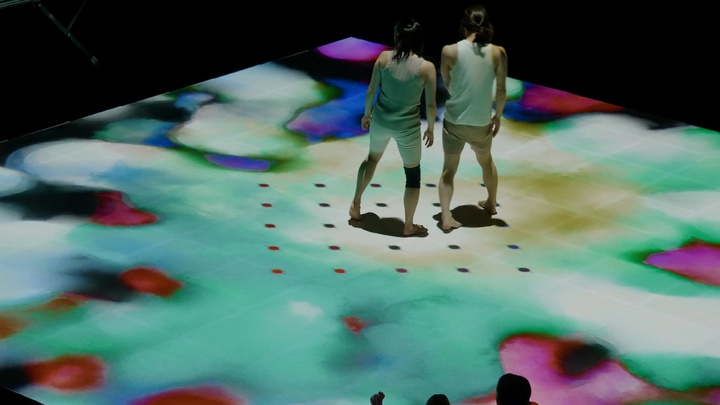 [서울=뉴시스]2022년 프랑스 낭트 스테레오룩스 막시홀에서 선보인 공연단체: 뭎의 '데카당스 시스템' 공연. (사진=한국국제문화교류진흥원 제공) 2023.02.08. photo@newsis.com *재판매 및 DB 금지