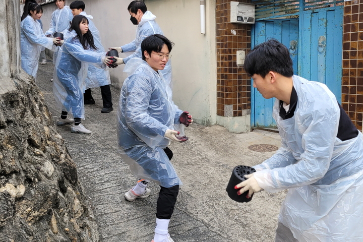 예천군에서 전지훈련 중인 육상 단거리 국가대표 후보선수단이 7일 예천읍 취약계층에 연탄배달 봉사활동을 하고 있다. (사진=예천군 제공) *재판매 및 DB 금지