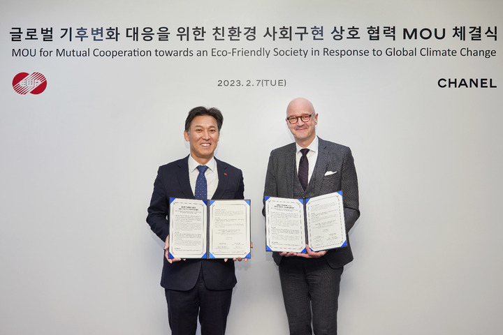 7일 오후 1시 샤넬코리아 서울 사무실에서 김영문 동서발전사장(왼쪽)과 스테판 블랑샤르 샤넬코리아 대표이사(오른쪽)가 '글로벌 기후변화 대응을 위한 친환경 사회구현 상호 협력 MOU'를 체결했다. (사진=한국동서발전 제공) *재판매 및 DB 금지