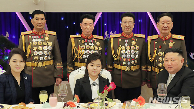 [서울=뉴시스] 김정은 국무위원장이 인민군 창건 75주년을 맞아 부인 리설주, 딸 김주애와 인민군 장성들의 숙소를 방문하고 연회를 열었다. (사진=노동신문 갈무리) 2023.02.08