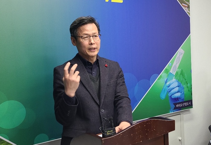 [익산=뉴시스] 강명수 기자 =8일 전북 익산시 최봉섭 바이오농정국장이 정례브리핑 자리에서 농촌 인력난 해결 방안을 설명하고 있다. 2023.02.08. smister@newsis.com *재판매 및 DB 금지