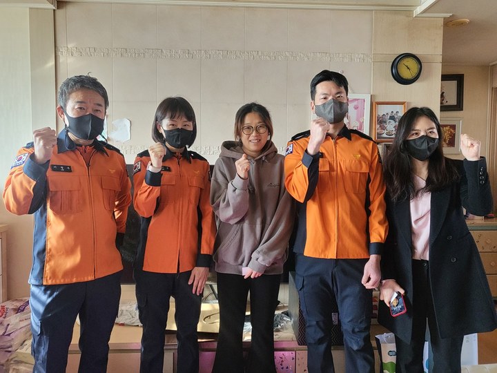 경기도와 송탄소방서 관계자들이 구급차에서 6번째 딸을 출산한 산모를 격려 방문했다. (사진=경기도 제공) *재판매 및 DB 금지