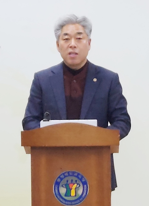 천범산 충북교육청 부교육감이 8일 브리핑 실에서 '초등 돌봄전담사 중심의 돌봄행정업무 단일체계 추진 방안'을 발표하고 있다.2023.02.08.kipoi@newsis.com *재판매 및 DB 금지