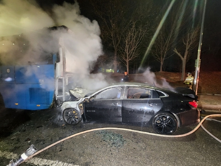 지난 7일 오후 11시 58분께 충남 천안 서북구 두정동의 한 도로에서 30대 남성이 몰던 말리부 승용차가 주차돼 있던 관광버스를 들이받았다. (사진=천안서북소방서 제공) 2023.02.08. photo@newsis.com&nbsp; *재판매 및 DB 금지