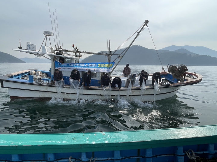 [거제=뉴시스] 신정철 기자= 거제시는 지난 7일 거제의 대표 어종인 대구 자어 1000만 마리를 진해만 이수도해역에 방류하고 있다.(사진=거제시 제공).2023.02.08. photo@newsis.com *재판매 및 DB 금지