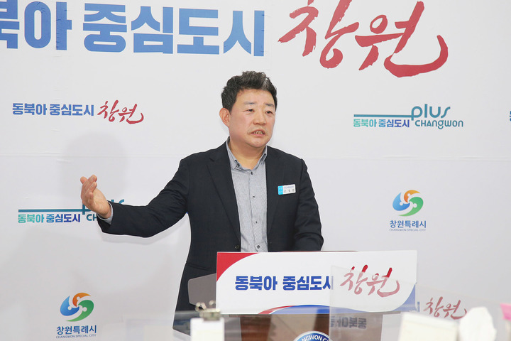 [창원=뉴시스] 강경국 기자 = 손정현 경남 창원시 재난대응담당관이 8일 범죄예방 도시환경 조성을 위한 폐쇄회로(CC)TV 인프라 확충 계획에 대해 브리핑하고 있다. (사진=창원시청 제공). 2023.02.08. photo@newsis.com *재판매 및 DB 금지