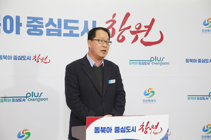 [창원=뉴시스] 이정제 경남 창원시 안전총괄담당관이 8일 중소기업 중대재해 예방 컨설팅 지원사업 시행과 관련해 브리핑을 하고 있다. *재판매 및 DB 금지