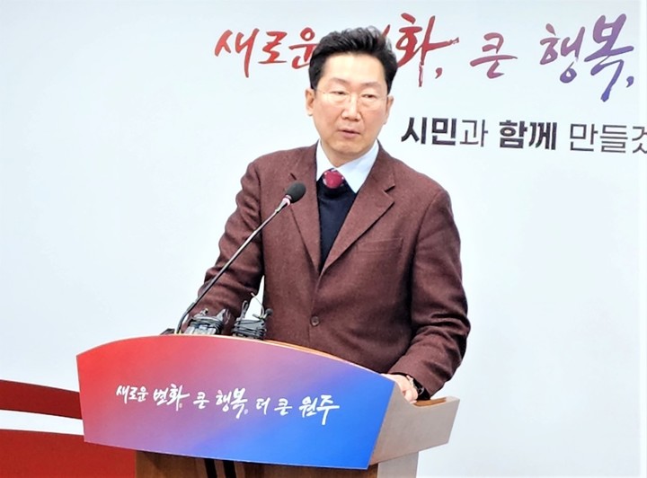 8일 원강수 원주시장이 기자회견을 열고 안전하고 범죄 걱정없는 도시를 만들기 위해 자율방범 합동 순찰대를 운영하겠다고 말하고 있다. *재판매 및 DB 금지
