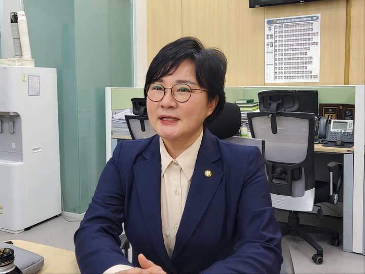 [수원=뉴시스] 이병희 기자 = 국민의힘 3·8 전당대회 최고위원에 출마한 조수진 의원이 8일 경기도의회를 찾아 기자들과 이야기를 하고 있다. 2023.02.08. iambh@newsis.com *재판매 및 DB 금지