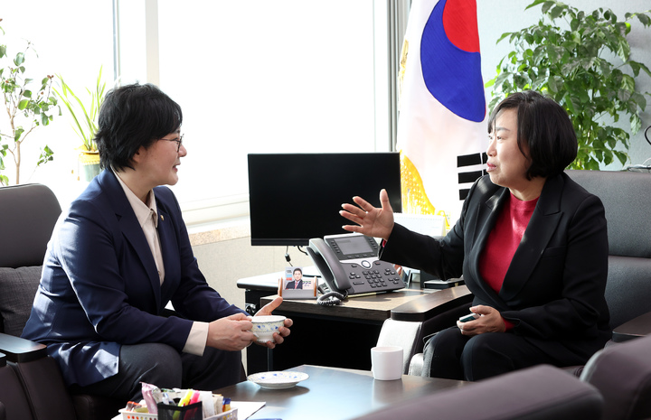 [수원=뉴시스] 국민의힘 3·8 전당대회 조수진 후보와 곽미숙 경기도의회 대표의원 *재판매 및 DB 금지