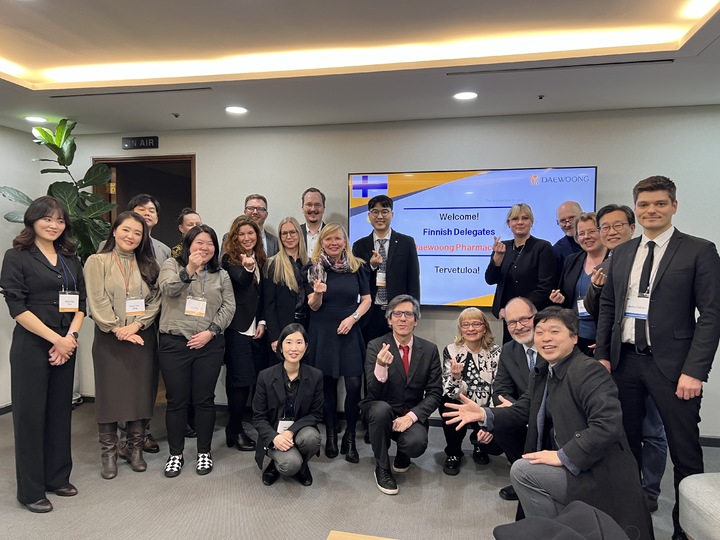 [서울=뉴시스] 핀란드 외교부의 파이비 실라누키 보건복지대사가 이끄는 사절단이 지난 7일 서울 삼성동 대웅제약 본사를 방문해 협력 방안을 논의했다. 파이비 실라누키 핀란드 외교부 보건복지대사(첫 번째 줄 왼쪽 두 번째), 전승호 대웅제약 대표(세 번째 줄 왼쪽 다섯 번째) (사진=대웅제약 제공) *재판매 및 DB 금지