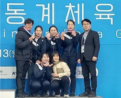 [전주=뉴시스] 제20회 전국장애인동계체전서 동메달을 딴 전북선수단(위 왼쪽 이충용 감독, 졸자르갈, 문진향, 조한나 선수, 이경영 사무처장, 앞 왼쪽 정아름 선수, 강지민 코치). (사진= 전라북도장애인체육회 제공) *재판매 및 DB 금지