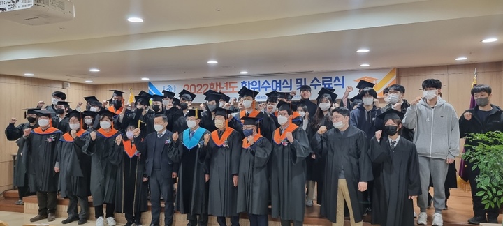 박봉순 학장과 졸업생들 *재판매 및 DB 금지