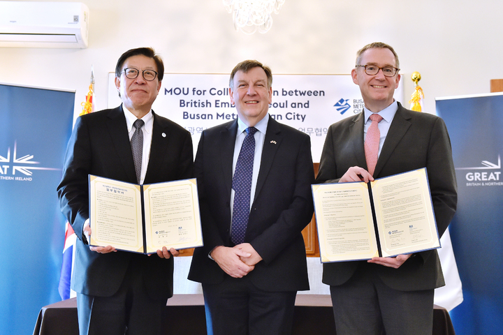 [서울=뉴시스] 부산시는 8일 오후 서울 주한영국대사관에서 상호 발전과 협력을 위한 업무협약을 체결했다. 왼쪽부터 박형준 부산시장, 존 위팅데일 한국 전담 무역특사, 콜린 크룩스 주한영국대사 *재판매 및 DB 금지