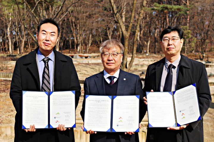 [대전=뉴시스] 8일 창경궁관리소 박영환(왼쪽 첫째) 소장, 한국수목원정원관리원 한창술(가운데) 사무처장, SK임업 정용규 상무가 3자간 업무협약을 체결 뒤 기념촬영을 하고 있다. *재판매 및 DB 금지