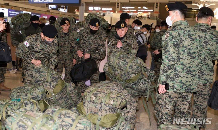[인천공항=뉴시스] 육군 특수전사령부는 다음 달 2일까지 몽골에서 진행되는 유엔 평화유지활동(PKO) 연합훈련인 칸 퀘스트 훈련에 참가한다고 19일 밝혔다. 사진은 지난 2월 튀르키예 지진 실종자 수색 및 구조를 위한 대한민국 긴급구호대에 파견된 특전사 장병들이 인천국제공항에 도착해 출국을 준비하는 모습. 2023.06.19