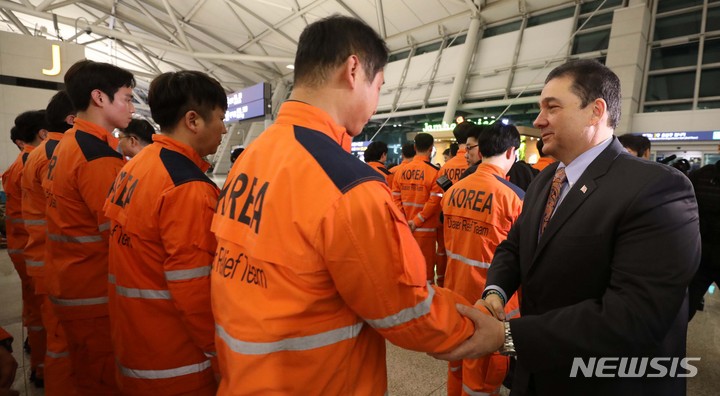 [인천공항=뉴시스] 김선웅 기자 = 살리 무랏 타메르 주한 튀르키예 공화국 대사가 7일 인천국제공항에서 튀르키예 지진 실종자 수색 및 구조를 위한 대한민국 긴급구호대원들을 격려하며 감사인사를 전하고 있다. 2023.02.07. mangusta@newsis.com