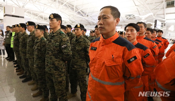 [인천공항=뉴시스] 김선웅 기자 = 튀르키예 지진 실종자 수색 및 구조를 위한 대한민국 긴급구호대와 특전사 장병들이 7일 인천국제공항에서 튀르키예로 떠나기 전 출정식을 하고 있다. 2023.02.07. mangusta@newsis.com