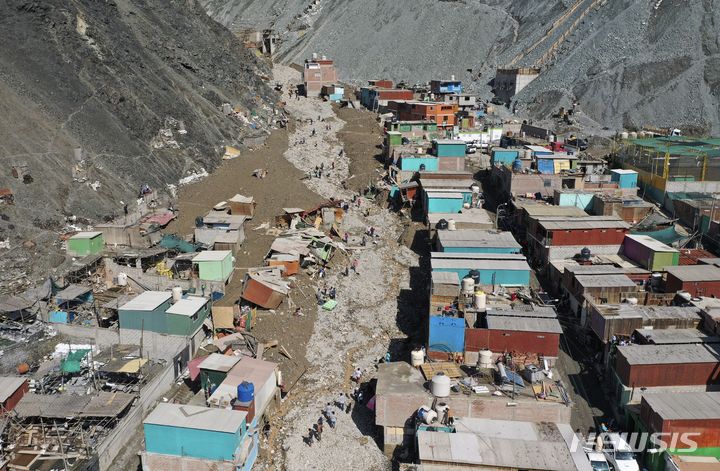 [카마나=AP/뉴시스] 7일(현지시간) 페루 카마나 마을에 발생한 산사태로 가옥이 휩쓸리고 도로에는 토사가 들어차 있다. 페루 당국은 지난 주말 폭우로 인해 발생한 산사태의 사망자 숫자가 40명으로 늘었다고 밝혔다. 2023.02.08.