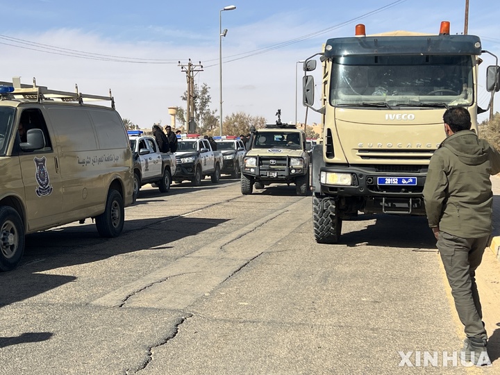 [ 트리폴리( 리비아)=신화/뉴시스] 2023년 2월7일부터 리비아의 닫혔던 국경관문들이 모두 재개되면서 국경 가다메스에서 차량들이 통과하고 있다. 유니세프는 최근 리비아 남부에서 확산되고 있는 홍역에 대비하기 위해 홍역과 풍진예방 백신(MR) 5만 5000회분을 리비아에 제공했다고 5월8일 발표했다.