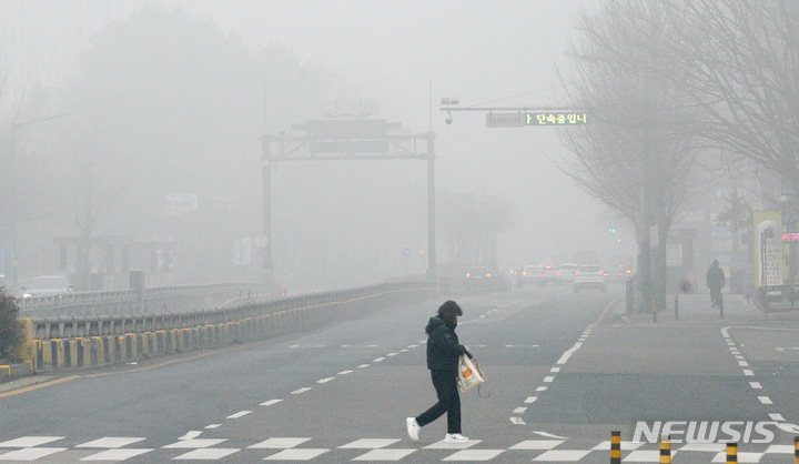 [전주=뉴시스] 김얼 기자 = 전북 전주시 덕진구 온고을로 일대에 짙은 안개가 껴 있다. pmkeul@newsis.com