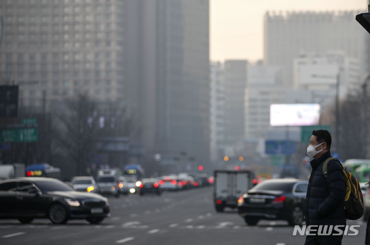 [서울=뉴시스] 정병혁 기자 = 마스크는 미세먼지나 각종 바이러스 감염으로부터 호흡기를 보호하는 효과가 있지만 호흡기질환자에게는 오히려 독이 될 수도 있어 착용에 주의해야 한다. 2023.03.02. jhope@newsis.com