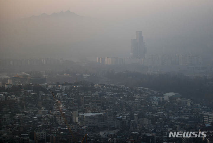 [서울=뉴시스] 서울 중구 남산에서 바라본 서울 도심이 뿌옇게 보이고 있다. (사진=뉴시스 DB). photo@newsis.com