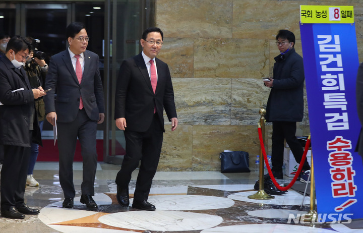 [서울=뉴시스] 추상철 기자 = 주호영 국민의힘 원내대표와 송언석 원내수석부대표가 8일 오전 서울 여의도 국회에서 국회의장과 면담을 마친후 이동하고 있다. 2023.02.08. scchoo@newsis.com