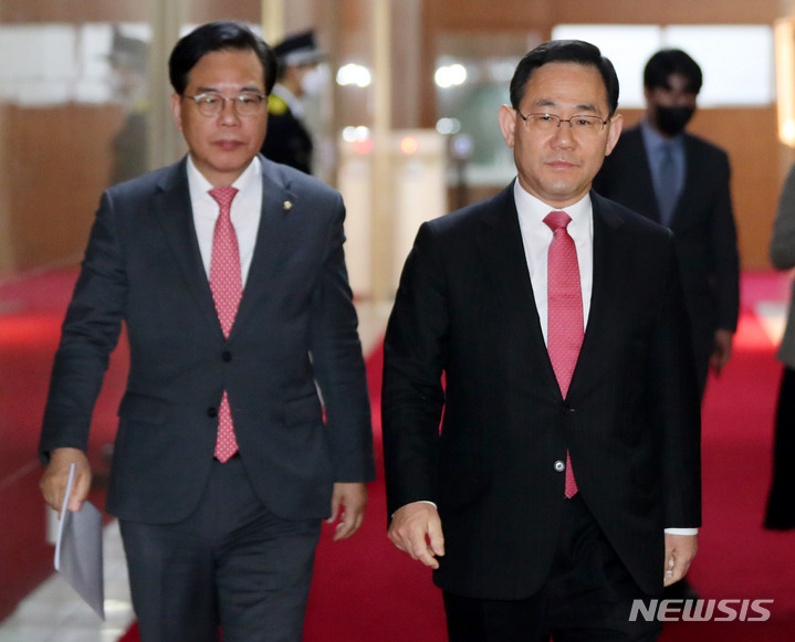 [서울=뉴시스] 추상철 기자 = 주호영 국민의힘 원내대표와 송언석 원내수석부대표가 8일 오전 서울 여의도 국회에서 국회의장과 면담을 마친후 이동하고 있다. 2023.02.08. scchoo@newsis.com