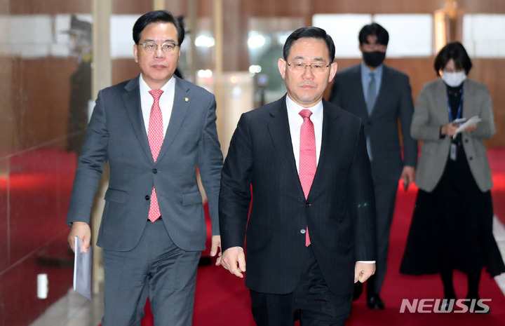 [서울=뉴시스] 추상철 기자 = 주호영 국민의힘 원내대표와 송언석 원내수석부대표가 8일 오전 서울 여의도 국회에서 국회의장과 면담을 마친후 이동하고 있다. 2023.02.08. scchoo@newsis.com
