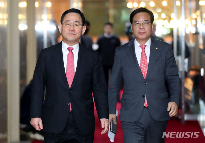[서울=뉴시스] 추상철 기자 = 주호영 국민의힘 원내대표와 송언석 원내수석부대표가 8일 오전 서울 여의도 국회에서 국회의장과 면담을 위해 이동하고 있다. 2023.02.08. scchoo@newsis.com