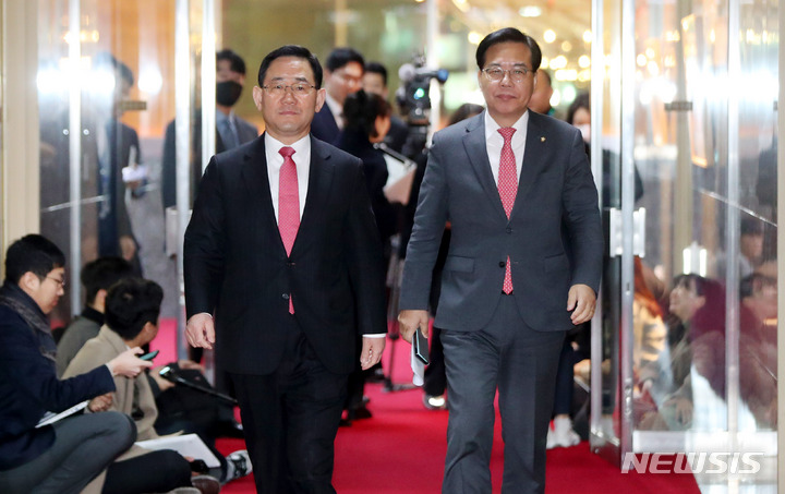[서울=뉴시스] 추상철 기자 = 주호영 국민의힘 원내대표와 송언석 원내수석부대표가 8일 오전 서울 여의도 국회에서 국회의장과 면담을 위해 이동하고 있다. 2023.02.08. scchoo@newsis.com