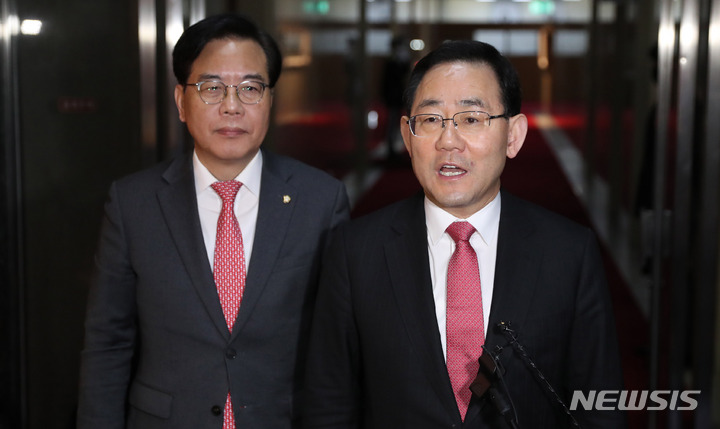 [서울=뉴시스] 추상철 기자 = 주호영 국민의힘 원내대표가 8일 오전 서울 여의도 국회에서 국회의장 면담을 마친후 취재진의 질문에 답변하고 있다. 2023.02.08. scchoo@newsis.com