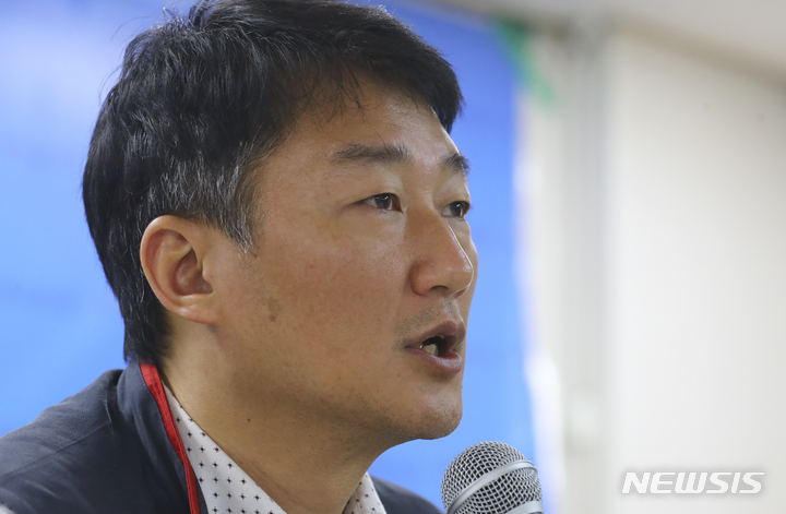 [서울=뉴시스] 최진석 기자 = 양경수 민주노총 위원장이 8일 오전 서울 중구 민주노총 회의장에서 열린 '신년 기자간담회'에 참석해 발언을 하고 있다. 2023.02.08. myjs@newsis.com