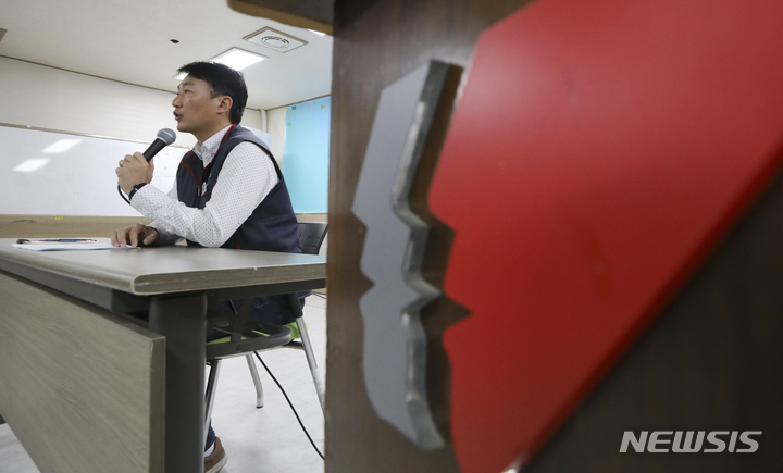 [서울=뉴시스] 최진석 기자 = 양경수 민주노총 위원장이 8일 오전 서울 중구 민주노총 회의장에서 열린 '신년 기자간담회'에 참석해 발언을 하고 있다. 2023.02.08. myjs@newsis.com