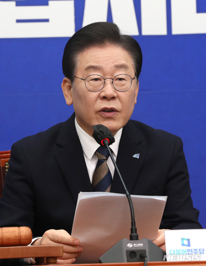 [서울=뉴시스] 전진환 기자 = 이재명 더불어민주당 대표가 8일 오전 서울 여의도 국회에서 열린 최고위원회의에서 발언하고 있다.&nbsp; 2023.02.08. amin2@newsis.com