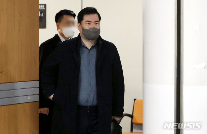 [서울=뉴시스] 조성봉 기자 = 위례신도시 개발 특혜 의혹을 받고 있는 유동규 전 성남도시개발공사 기획본부장이 8일 오전 서울 서초구 서울중앙지방법원에서 열린 2차 공판을 마치고 밖으로 나서고 있다.2023.02.08. suncho21@newsis.com