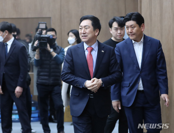 [서울=뉴시스] 전진환 기자 = 김기현 국민의힘 당 대표 후보가 8일 오전 서울 여의도 국회 소통관에서 열리는 전직 20대 대선 청년보좌역 지지 선언에 참석하고 있다. 2023.02.08. amin2@newsis.com
