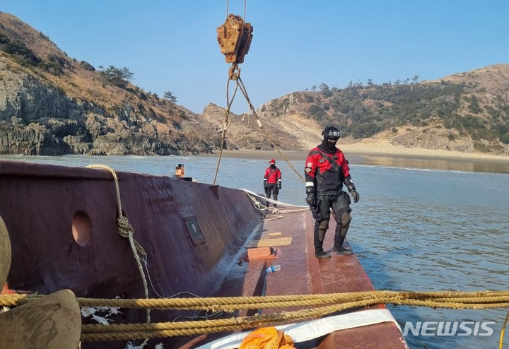 [신안=뉴시스] 이영주 기자 = 목포해경이 8일 오전 전남 신안군 소허사도 주변 해상에서 24t급 근해통발어선 청보호의 인양 사전 작업을 하고 있다. (사진 = 목포해양경찰서 제공) 2023.02.08. photo@newsis.com
