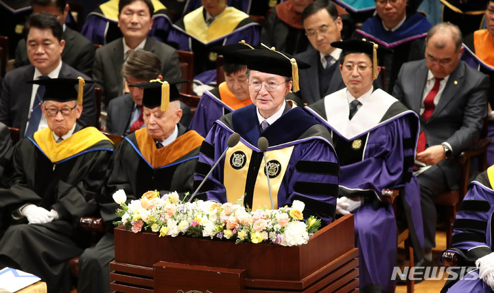 [서울=뉴시스] 김선웅 기자 = 유홍림 신임 서울대학교 총장이 8일 서울 관악구 서울대학교에서 열린 제28대 총장 취임식에서 취임사를 하고 있다. 2023.02.08. mangusta@newsis.com