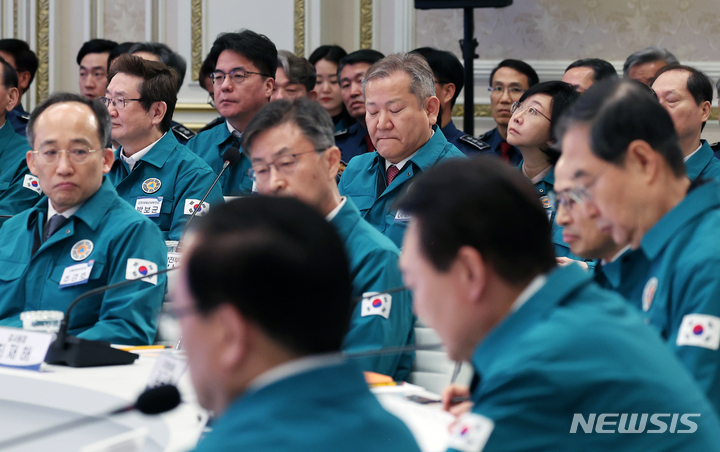 [서울=뉴시스] 전신 기자 = 이상민 행정안전부 장관이 8일 청와대 영빈관에서 열린 제56차 중앙통합방위회의에 참석해 있다. (대통령실통신사진기자단) 2023.02.08. photo1006@newsis.com