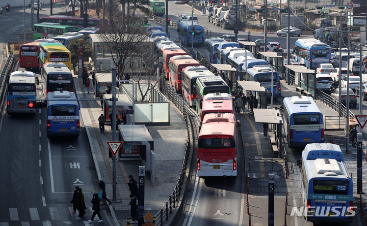 [서울=뉴시스] 김진아 기자 = 사진은 지난 2월8일 서울 중구 서울역버스환승센터의 모습. 2023.06.05. bluesda@newsis.com