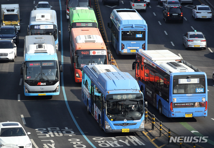 [서울=뉴시스] 김진아 기자 = 서울시가 버스에 거리비례 운임제 도입을 추진한다. 시는 '서울시 대중교통 요금조정 계획안에 대한 의견 청취안'을 시의회에 제출했다. 제도가 도입되면 간·지선버스의 경우 이용거리가 10㎞~30㎞까지는 매 5㎞마다 150원 씩이, 30㎞ 초과 이후에는 150원의 요금이 한 번만 더 추가된다. 광역과 심야버스도 30㎞를 기준으로 구간별 추가 요금이 매겨진다. 마을버스는 현행 균일요금제가 유지된다. 사진은 8일 서울 중구 서울역버스환승센터. 2023.02.08. bluesda@newsis.com