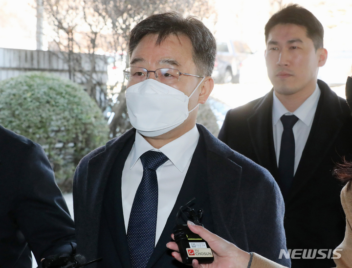 [서울=뉴시스] 조성봉 기자 = 화천대유자산관리 대주주 김만배 씨가 8일 서울 서초구 서울중앙지방법원에서 열린 대장동 개발 사업 로비·특혜 의혹 관련 1심 선고공판에 출석하고 있다. (공동취재사진) 2023.02.08. photo@newsis.com