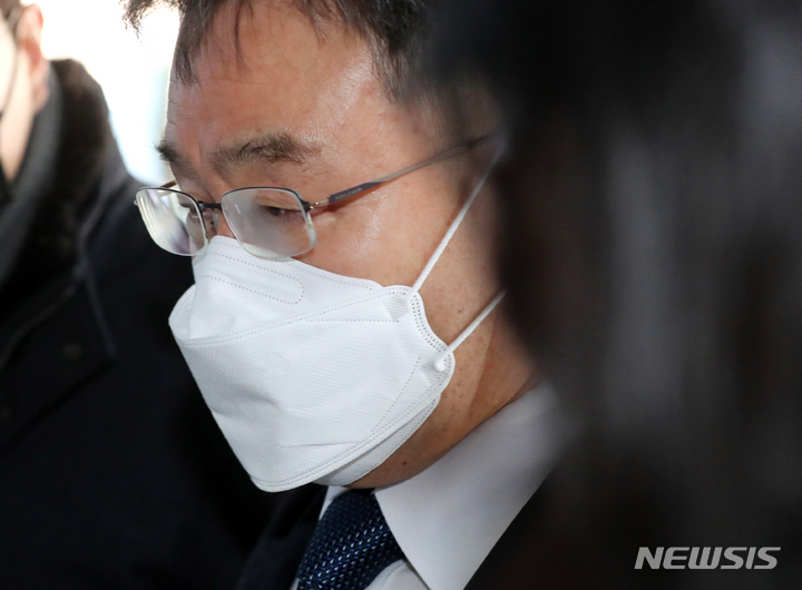 [서울=뉴시스] 조성봉 기자 = 화천대유자산관리 대주주 김만배 씨가 8일 서울 서초구 서울중앙지방법원에서 열린 대장동 개발 사업 로비·특혜 의혹 관련 1심 선고공판에 출석하고 있다. (공동취재사진) 2023.02.08. photo@newsis.com