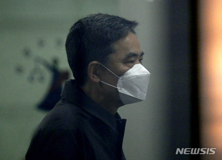 [서울=뉴시스] 조성봉 기자 = 곽상도 전 국회의원이 8일 서울 서초구 서울중앙지방법원에서 열린 대장동 개발 사업 로비·특혜 의혹 관련 1심 선고공판에 출석하고 있다. (공동취재사진) 2023.02.08. photo@newsis.com