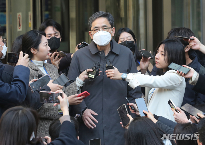 [서울=뉴시스] 조성봉 기자 =  대장동 일당에게 아들 퇴직금 명목으로 뇌물을 수수한 혐의로 기소된 곽상도 전 국회의원이 8일 서울 서초구 서울중앙지방법원에서 열린 특정범죄 가중처벌 등에 관한 법률 위반(뇌물) 등 혐의 관련 1심 선고공판을 마친 뒤 취재진의 질문에 답하고 있다. 서울중앙지법 형사합의22부는 이날 곽 전 의원의 정치자금법 위반 혐의에 벌금 800만원을 선고하고 5000만 원을 추징하라고 명령했다. 특정범죄가중처벌법상 뇌물과 특정경제범죄 가중처벌법상 알선수재 혐의에는 무죄를 선고했다. (공동취재사진) 2023.02.08. photo@newsis.com